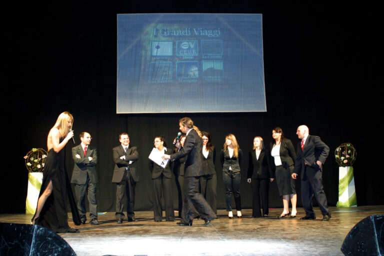 Premiazione sul palco davanti alla platea del teatro, aprile 2007 — archivio Serafino