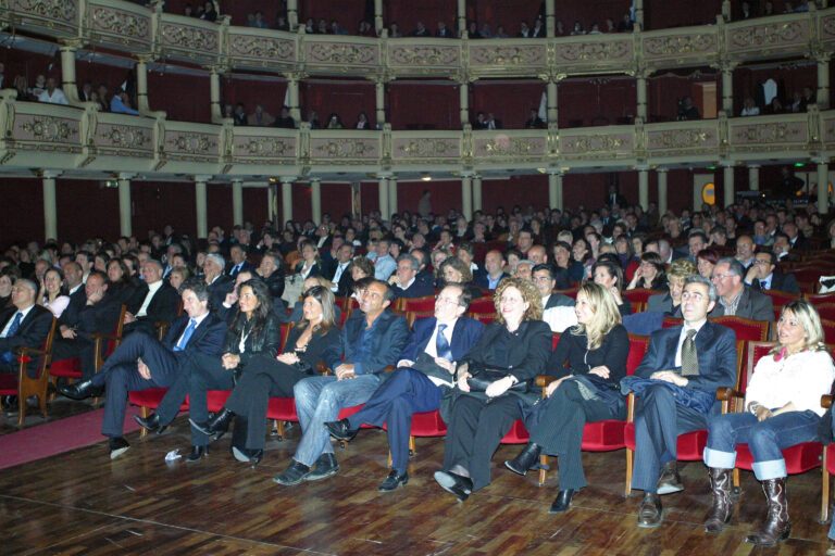 La platea del teatro durante la serata, aprile 2007 — archivio Serafino