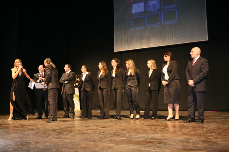 Le hostess di sala schierate sul palco, aprile 2007 — archivio Serafino
