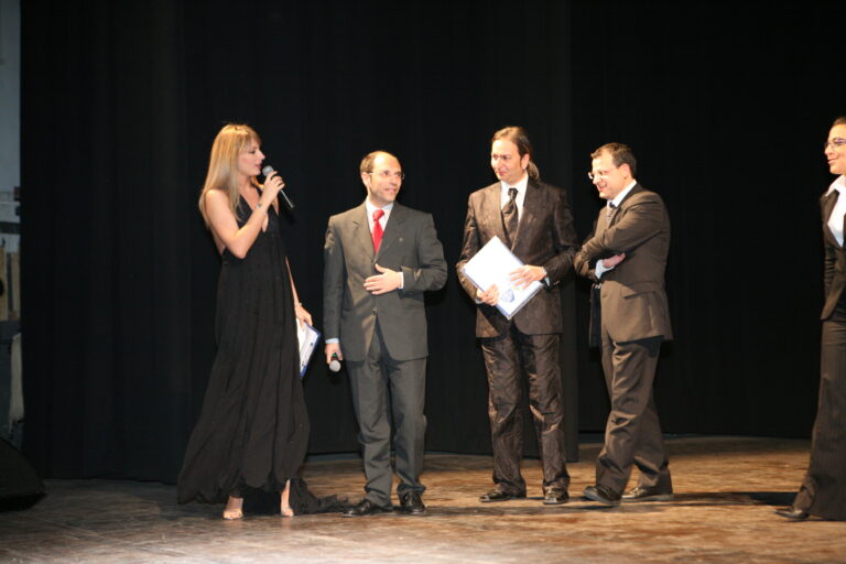 La presentatrice sul palco durante la premiazione, aprile 2007 — archivio Serafino