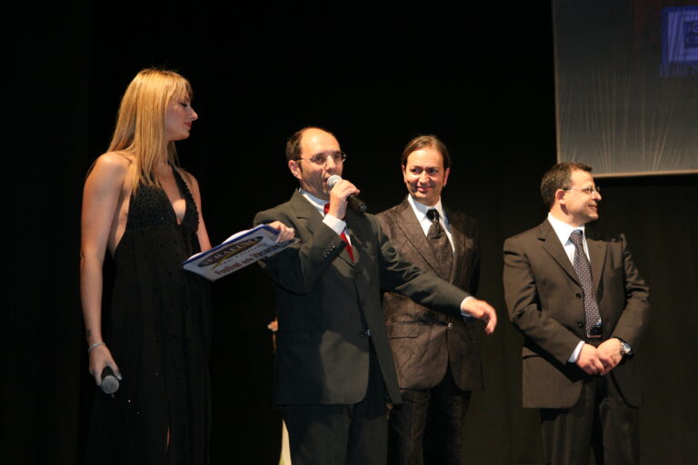 Consegna dei riconoscimenti sul palco, aprile 2007 — archivio Serafino