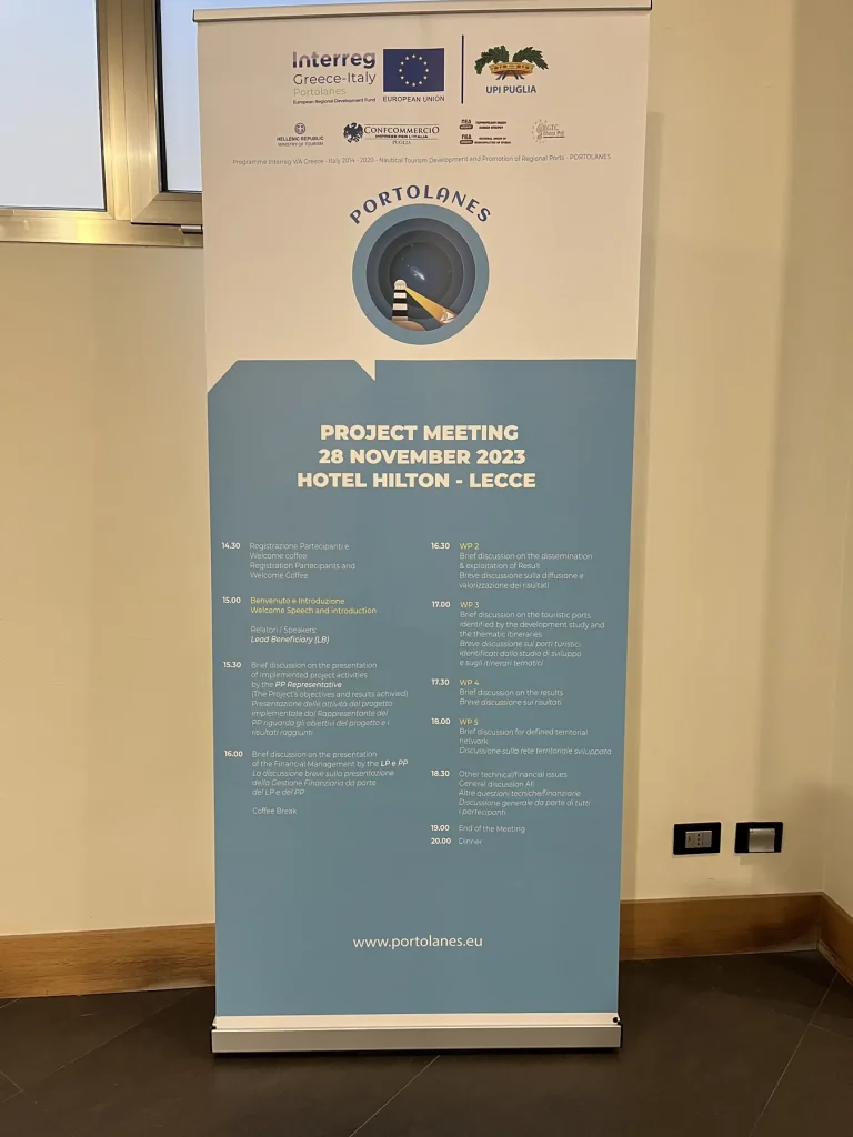 La sala allestita per il project meeting del 28 novembre 2023 — PORTOLANES, Hotel Hilton Garden Inn, Lecce