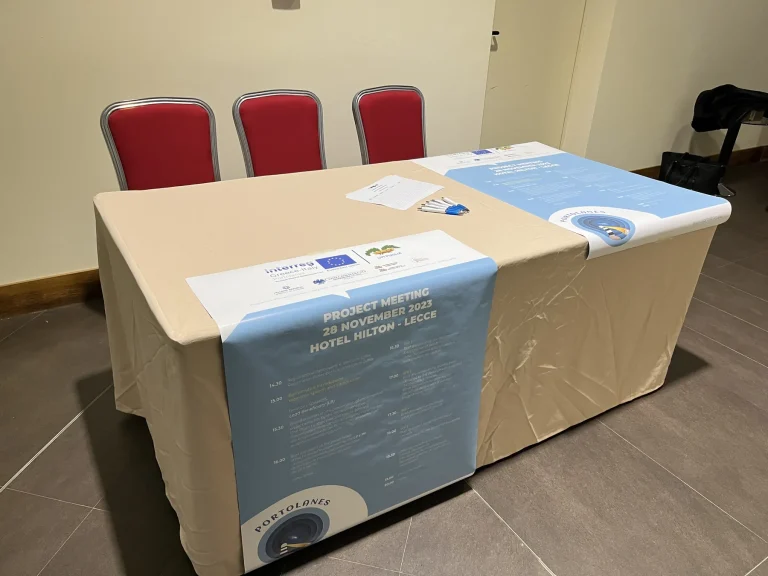 La sala allestita per il project meeting del 28 novembre 2023 — PORTOLANES, Hotel Hilton Garden Inn, Lecce