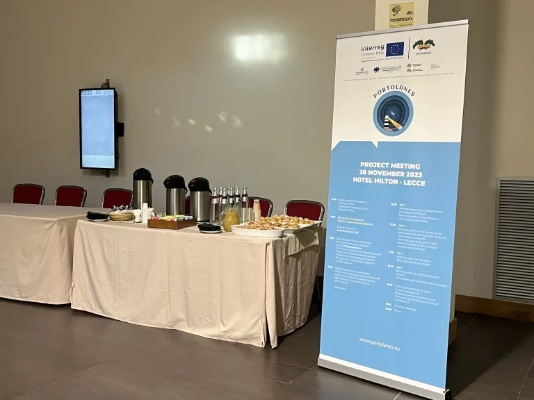 La sala allestita per il project meeting del 28 novembre 2023 — PORTOLANES, Hotel Hilton Garden Inn, Lecce