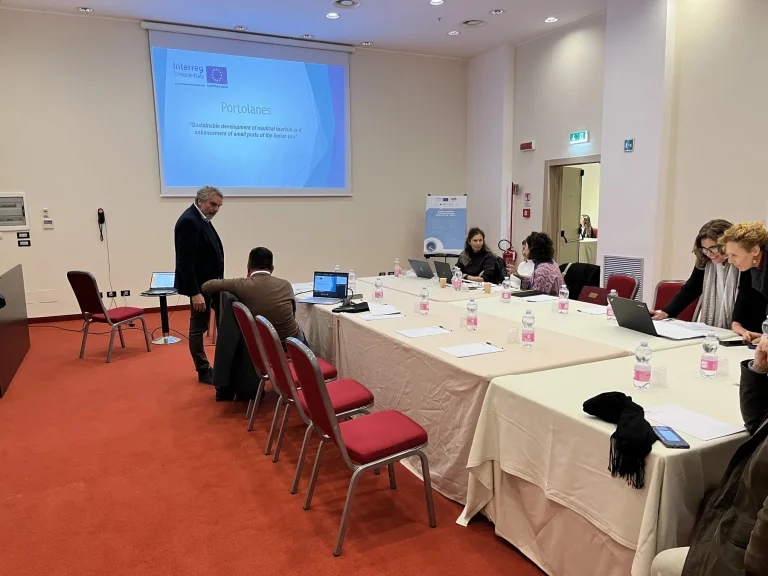 Registrazione dei partecipanti e materiali del progetto PORTOLANES — PORTOLANES, Hotel Hilton Garden Inn, Lecce
