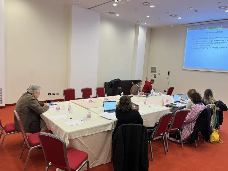 I partner del progetto al tavolo di lavoro del project meeting — PORTOLANES, Hotel Hilton Garden Inn, Lecce