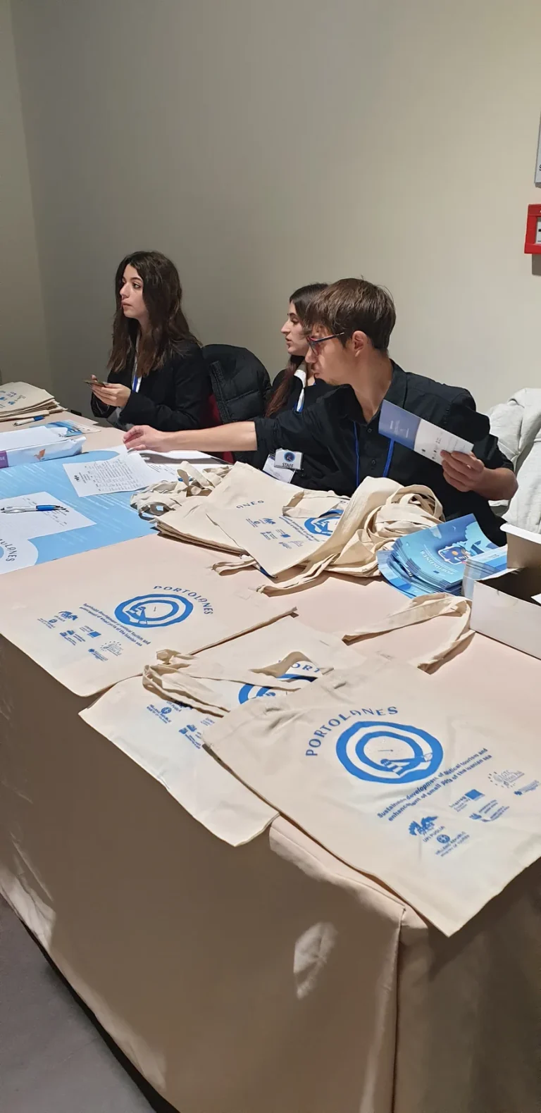 I partner del progetto al tavolo di lavoro del project meeting — PORTOLANES, Hotel Hilton Garden Inn, Lecce