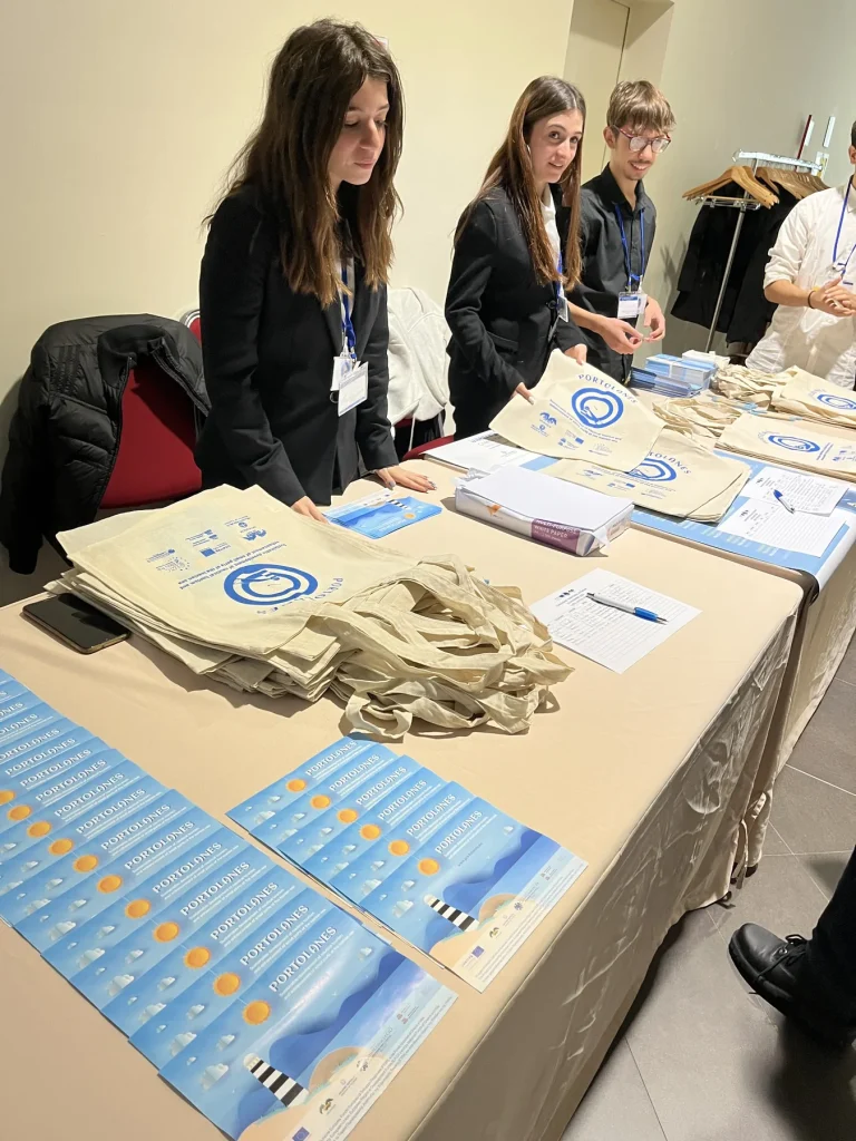 Le borse e i materiali distribuiti ai partecipanti — PORTOLANES, Hotel Hilton Garden Inn, Lecce