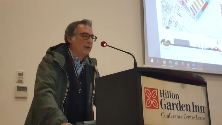 Un intervento dal leggio davanti alla platea della conferenza — PORTOLANES, Hotel Hilton Garden Inn, Lecce