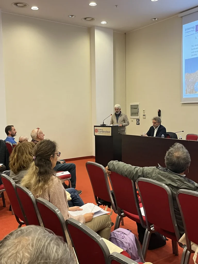 Un intervento dal leggio davanti alla platea della conferenza — PORTOLANES, Hotel Hilton Garden Inn, Lecce