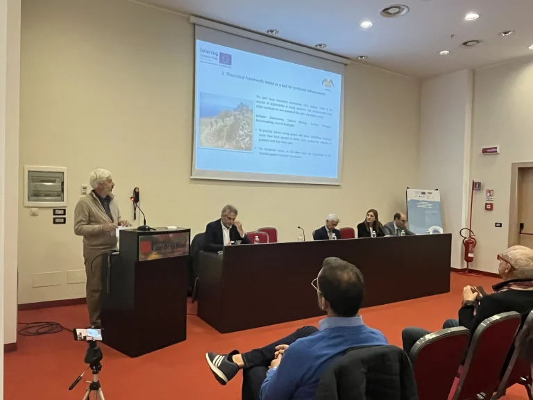 Un intervento dal leggio davanti alla platea della conferenza — PORTOLANES, Hotel Hilton Garden Inn, Lecce