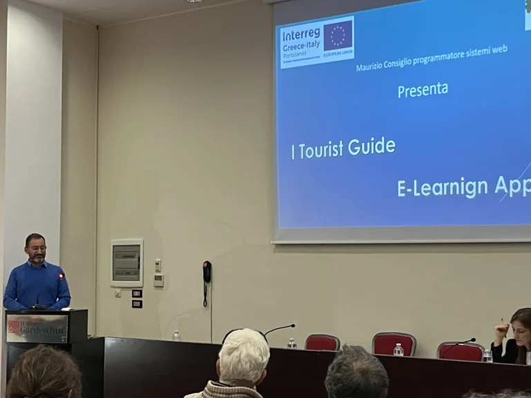 La platea e le presentazioni della conferenza sul turismo nautico — PORTOLANES, Hotel Hilton Garden Inn, Lecce