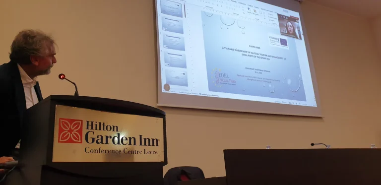 La platea e le presentazioni della conferenza sul turismo nautico — PORTOLANES, Hotel Hilton Garden Inn, Lecce