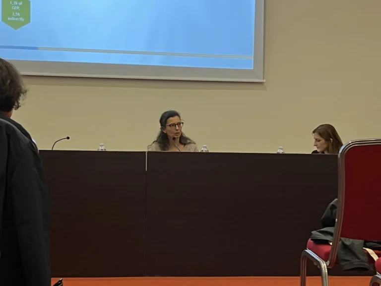 La platea e le presentazioni della conferenza sul turismo nautico — PORTOLANES, Hotel Hilton Garden Inn, Lecce